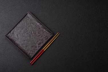 Japon ya da Çin yemeği için çubuklu boş bir tabak. Asya yemekleri için mutfak tabağı boş.