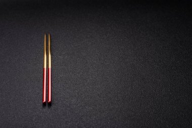 Suşi yemek için Japon ya da Çin yemeği çubuğu, dürüm. Asya yemekleri için metal çubuklar.