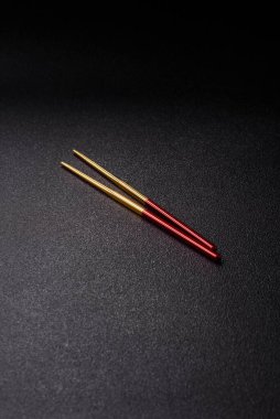 Suşi yemek için Japon ya da Çin yemeği çubuğu, dürüm. Asya yemekleri için metal çubuklar.