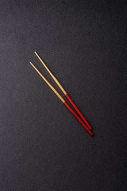 Suşi yemek için Japon ya da Çin yemeği çubuğu, dürüm. Asya yemekleri için metal çubuklar.