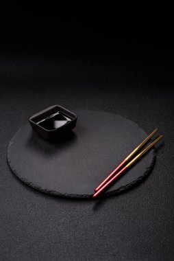 Japon ya da Çin yemeği için çubuklu boş bir tabak. Asya yemekleri için mutfak tabağı boş.