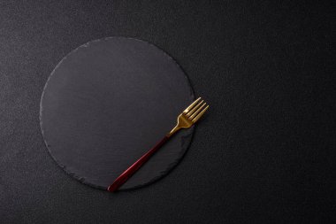 Çatallı boş tabak, yemek masası için çatal bıçak takımı. Yemekler için mutfak boş tabağı