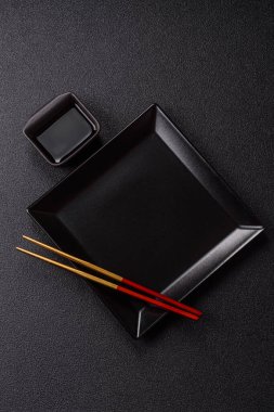 Japon ya da Çin yemeği için çubuklu boş bir tabak. Asya yemekleri için mutfak tabağı boş.