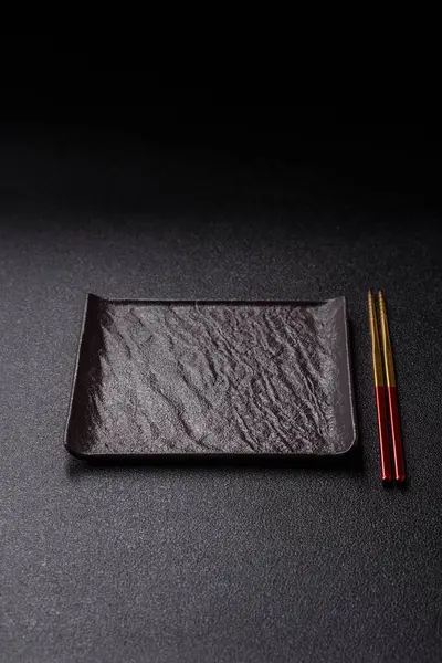 Japon ya da Çin yemeği için çubuklu boş bir tabak. Asya yemekleri için mutfak tabağı boş.