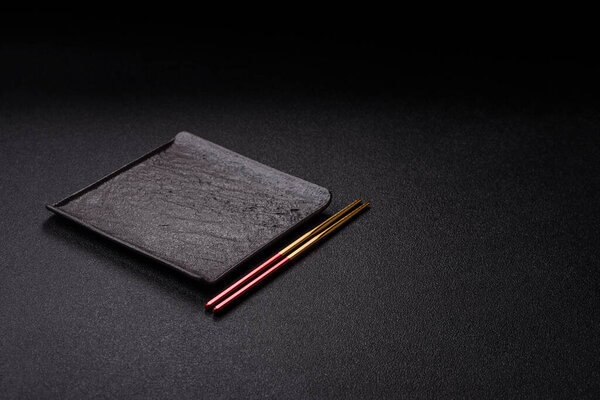 Пустая тарелка с палочками для японской или китайской еды. Кухня пустая тарелка для азиатской кухни