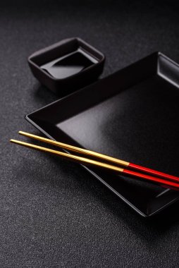 Japon ya da Çin yemeği için çubuklu boş bir tabak. Asya yemekleri için mutfak tabağı boş.