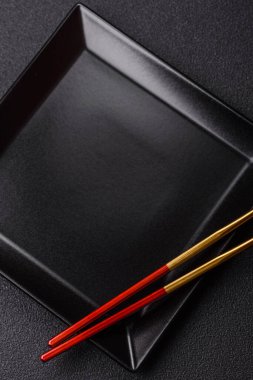 Japon ya da Çin yemeği için çubuklu boş bir tabak. Asya yemekleri için mutfak tabağı boş.