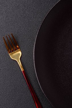 Çatallı boş tabak, yemek masası için çatal bıçak takımı. Yemekler için mutfak boş tabağı