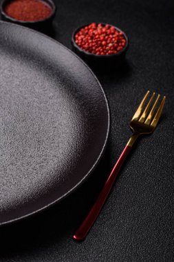 Çatallı boş tabak, yemek masası için çatal bıçak takımı. Yemekler için mutfak boş tabağı