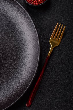 Çatallı boş tabak, yemek masası için çatal bıçak takımı. Yemekler için mutfak boş tabağı