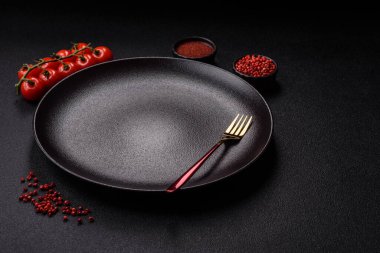 Çatallı boş tabak, yemek masası için çatal bıçak takımı. Yemekler için mutfak boş tabağı
