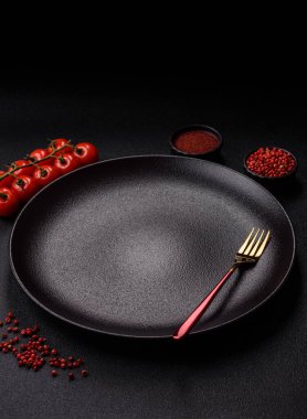 Çatallı boş tabak, yemek masası için çatal bıçak takımı. Yemekler için mutfak boş tabağı