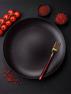 Çatallı boş tabak, yemek masası için çatal bıçak takımı. Yemekler için mutfak boş tabağı