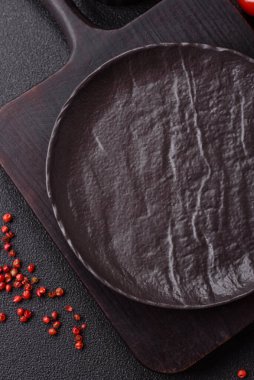 Çatallı boş tabak, yemek masası için çatal bıçak takımı. Yemekler için mutfak boş tabağı