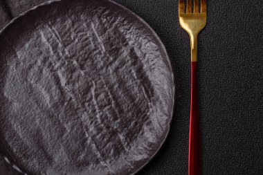 Çatallı boş tabak, yemek masası için çatal bıçak takımı. Yemekler için mutfak boş tabağı