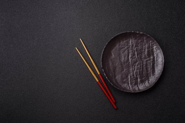 Japon ya da Çin yemeği için çubuklu boş bir tabak. Asya yemekleri için mutfak tabağı boş.