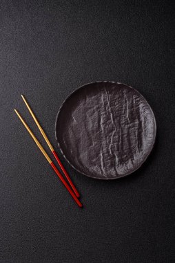 Japon ya da Çin yemeği için çubuklu boş bir tabak. Asya yemekleri için mutfak tabağı boş.