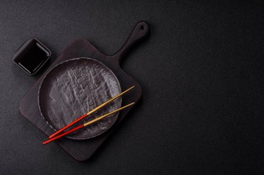 Japon ya da Çin yemeği için çubuklu boş bir tabak. Asya yemekleri için mutfak tabağı boş.