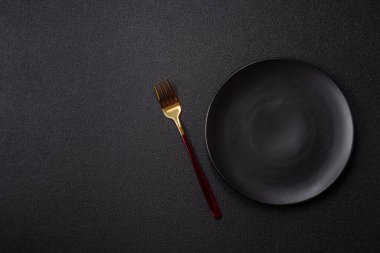 Çatallı boş tabak, yemek masası için çatal bıçak takımı. Yemekler için mutfak boş tabağı