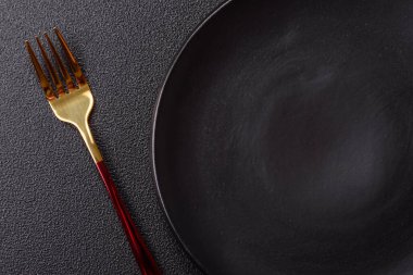 Çatallı boş tabak, yemek masası için çatal bıçak takımı. Yemekler için mutfak boş tabağı