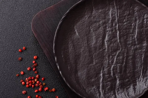 Çatallı boş tabak, yemek masası için çatal bıçak takımı. Yemekler için mutfak boş tabağı