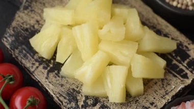 Tropik tatlı konserve ananas meyvesi dilimlenmiş. Pizza ve salata için ananas karışımı.