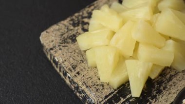 Tropik tatlı konserve ananas meyvesi dilimlenmiş. Pizza ve salata için ananas karışımı.