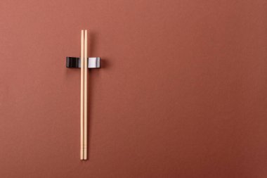 Suşi ya da diğer Japon ya da Çin yemekleri için kumtaşı bir masada yemek çubukları. Asya yemek çubukları