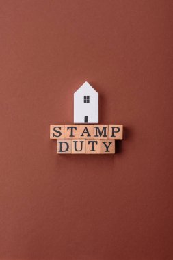 Pul vergisi, emlak yatırım konsepti, gayrimenkul ile ilgili iş süreçleri. İş tasarımı için arka plan olarak pul görevi yazıtları