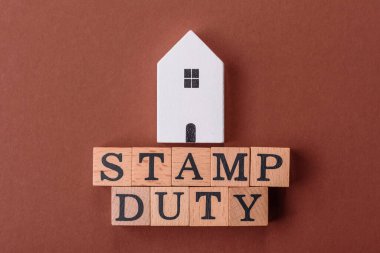 Pul vergisi, emlak yatırım konsepti, gayrimenkul ile ilgili iş süreçleri. İş tasarımı için arka plan olarak pul görevi yazıtları