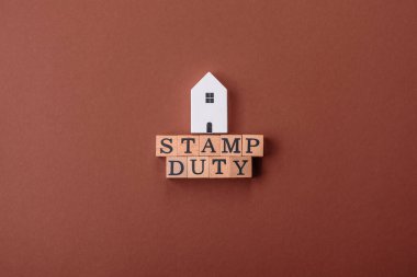 Pul vergisi, emlak yatırım konsepti, gayrimenkul ile ilgili iş süreçleri. İş tasarımı için arka plan olarak pul görevi yazıtları