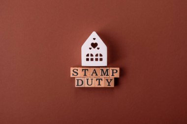 Pul vergisi, emlak yatırım konsepti, gayrimenkul ile ilgili iş süreçleri. İş tasarımı için arka plan olarak pul görevi yazıtları