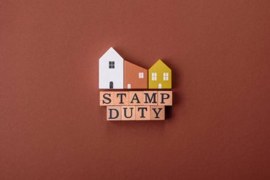 Pul vergisi, emlak yatırım konsepti, gayrimenkul ile ilgili iş süreçleri. İş tasarımı için arka plan olarak pul görevi yazıtları