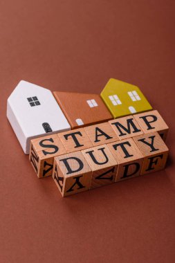 Pul vergisi, emlak yatırım konsepti, gayrimenkul ile ilgili iş süreçleri. İş tasarımı için arka plan olarak pul görevi yazıtları