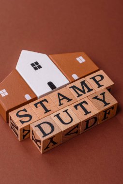 Pul vergisi, emlak yatırım konsepti, gayrimenkul ile ilgili iş süreçleri. İş tasarımı için arka plan olarak pul görevi yazıtları