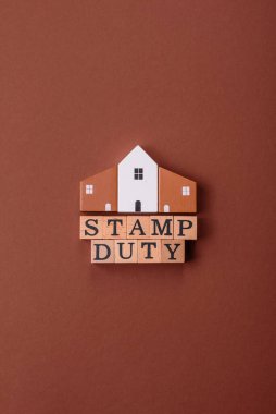 Pul vergisi, emlak yatırım konsepti, gayrimenkul ile ilgili iş süreçleri. İş tasarımı için arka plan olarak pul görevi yazıtları