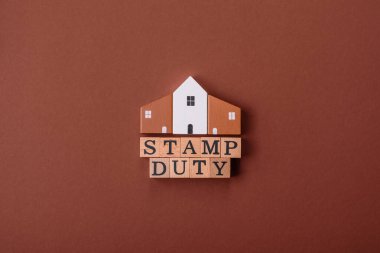 Pul vergisi, emlak yatırım konsepti, gayrimenkul ile ilgili iş süreçleri. İş tasarımı için arka plan olarak pul görevi yazıtları