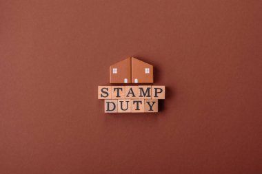 Pul vergisi, emlak yatırım konsepti, gayrimenkul ile ilgili iş süreçleri. İş tasarımı için arka plan olarak pul görevi yazıtları