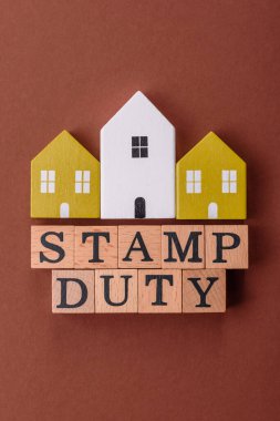 Pul vergisi, emlak yatırım konsepti, gayrimenkul ile ilgili iş süreçleri. İş tasarımı için arka plan olarak pul görevi yazıtları