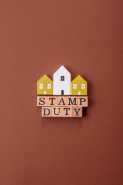 Pul vergisi, emlak yatırım konsepti, gayrimenkul ile ilgili iş süreçleri. İş tasarımı için arka plan olarak pul görevi yazıtları