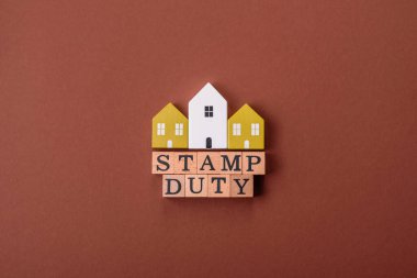 Pul vergisi, emlak yatırım konsepti, gayrimenkul ile ilgili iş süreçleri. İş tasarımı için arka plan olarak pul görevi yazıtları