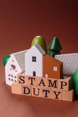 Pul vergisi, emlak yatırım konsepti, gayrimenkul ile ilgili iş süreçleri. İş tasarımı için arka plan olarak pul görevi yazıtları