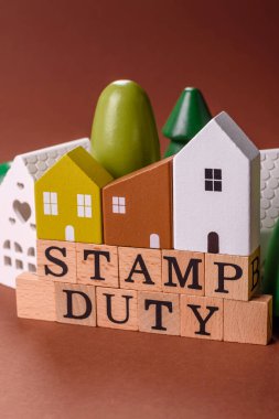 Pul vergisi, emlak yatırım konsepti, gayrimenkul ile ilgili iş süreçleri. İş tasarımı için arka plan olarak pul görevi yazıtları