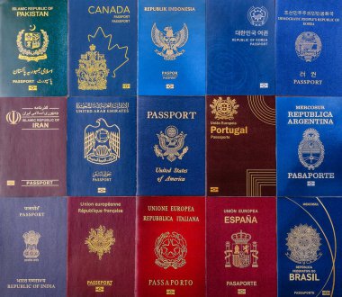 Farklı ülkelerin vatandaşlarının pasaportları, çeşitli ülkelerin pasaportlarından oluşan arka plan..