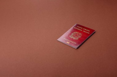 Seyahat, uçmak ve iş yapmak için İtalya pasaportu. İtalyanca belge, sınırı geçmek için kimlik