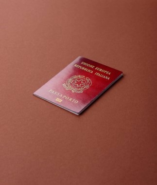 Seyahat, uçmak ve iş yapmak için İtalya pasaportu. İtalyanca belge, sınırı geçmek için kimlik