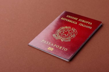 Seyahat, uçmak ve iş yapmak için İtalya pasaportu. İtalyanca belge, sınırı geçmek için kimlik