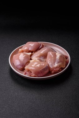 Tavuk butlu fileto, derisiz, kemiksiz, tuzlu ve baharatlı kümes hayvanları.