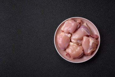 Tavuk butlu fileto, derisiz, kemiksiz, tuzlu ve baharatlı kümes hayvanları.