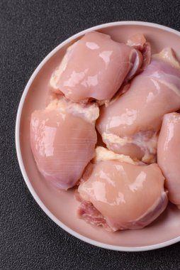 Tavuk butlu fileto, derisiz, kemiksiz, tuzlu ve baharatlı kümes hayvanları.
